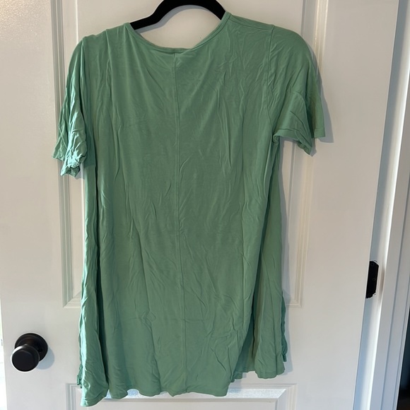 LulaRoe Women’s Green Tee Shirt size XS - Picture 3 of 3